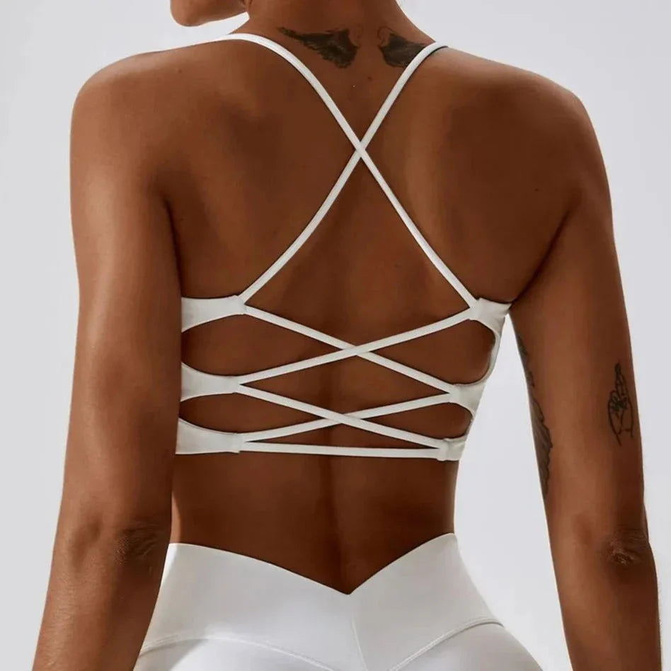 Sportovní podprsenka s ozdobnými ramínky na zádech