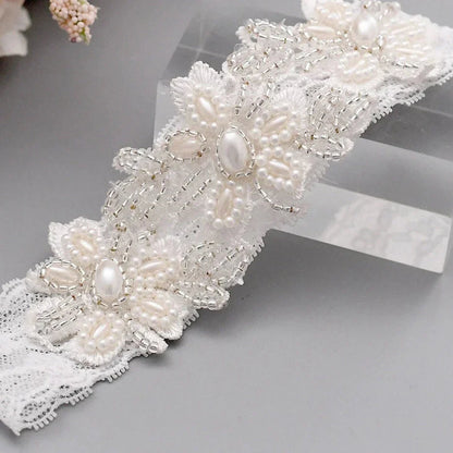 Krajkový podvazek na stehna s květinovým motivem