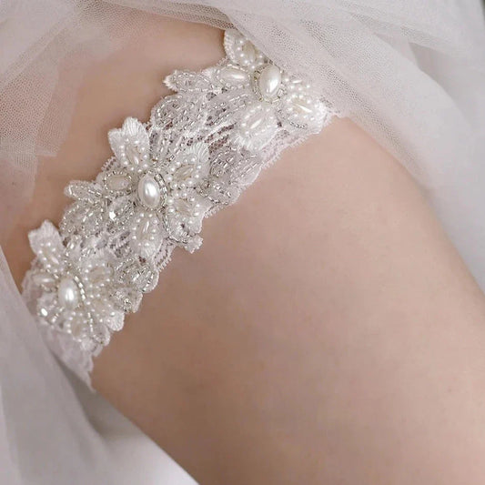 Krajkový podvazek na stehna s květinovým motivem