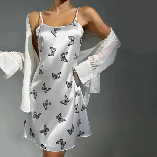 Krátká saténová noční košilka s motivem motýla