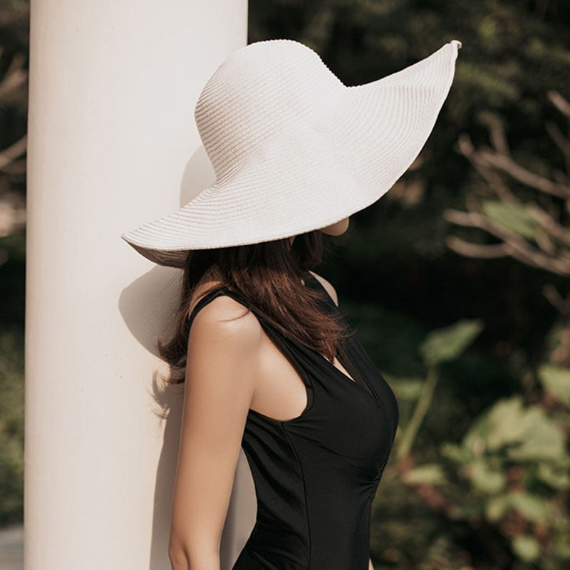 Tkaný klobouk se širokou krempou