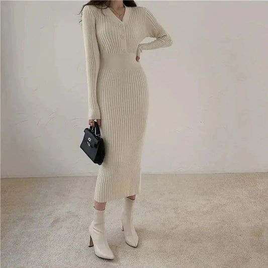 Pletené midi šaty s ozdobnými knoflíky