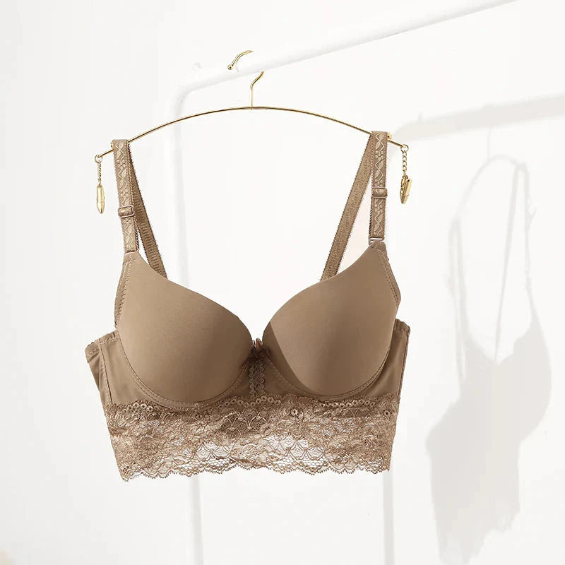 Push-up podprsenka s krajkovým spodním dílem