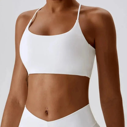 Sportovní podprsenka s ozdobnými ramínky na zádech