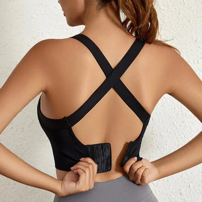 Sportovní podprsenka s ramínky na zádech a pevným zapínáním