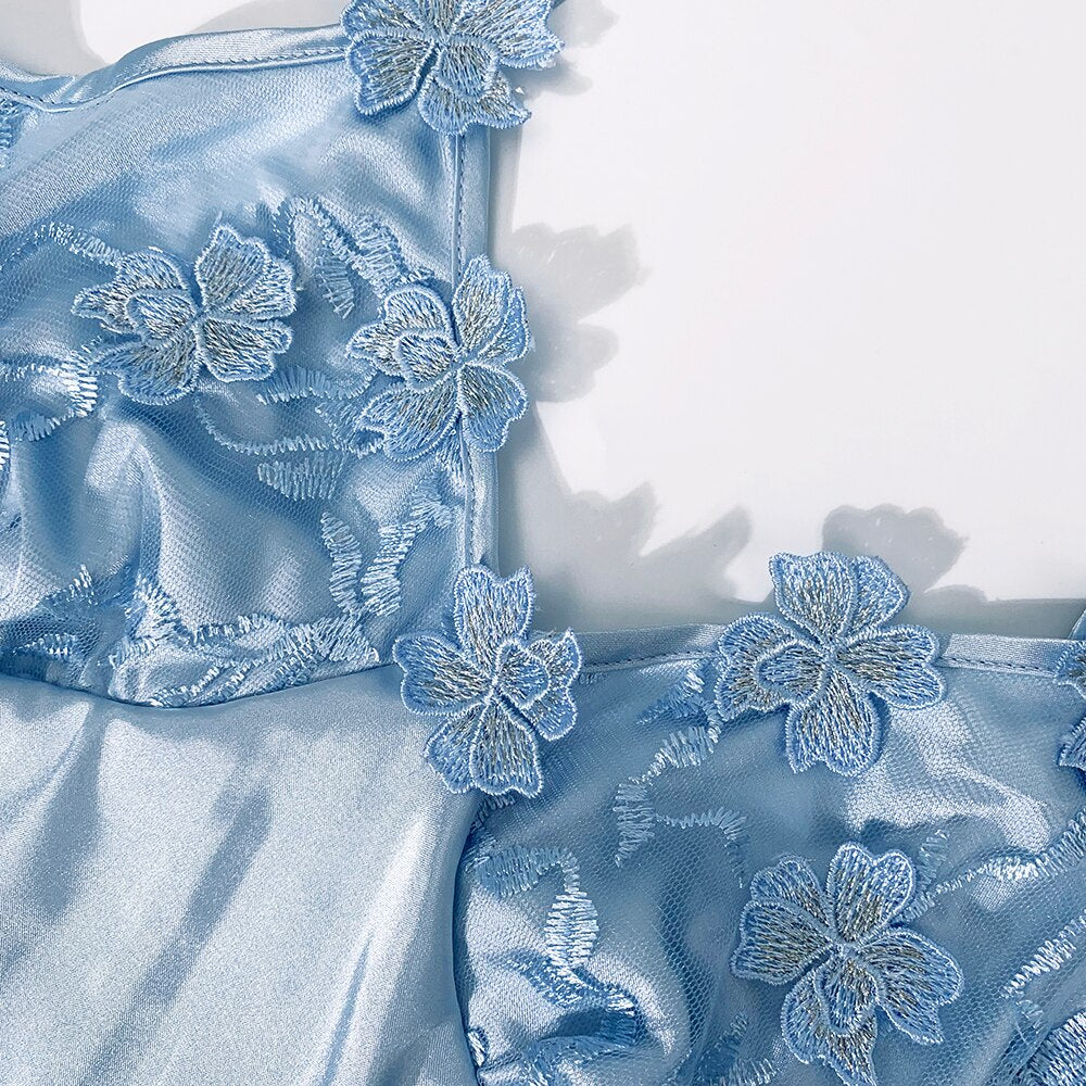 Nebesky modrá saténová noční košilka s květinovou výšivkou