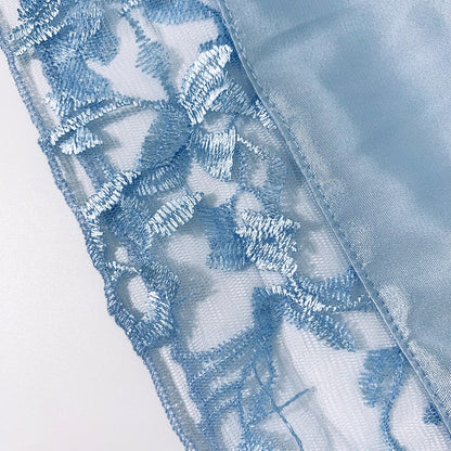 Nebesky modrá saténová noční košilka s květinovou výšivkou