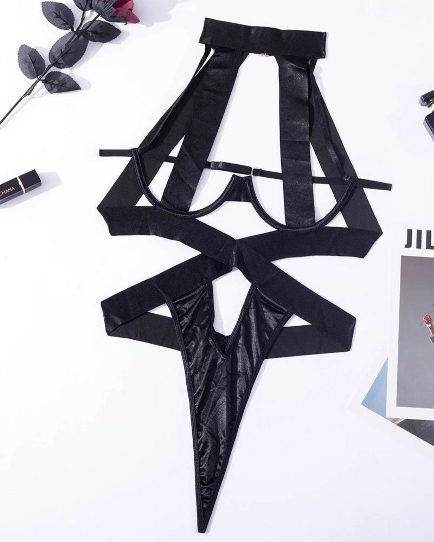 Body s nastavitelnými ramínky a výřezy