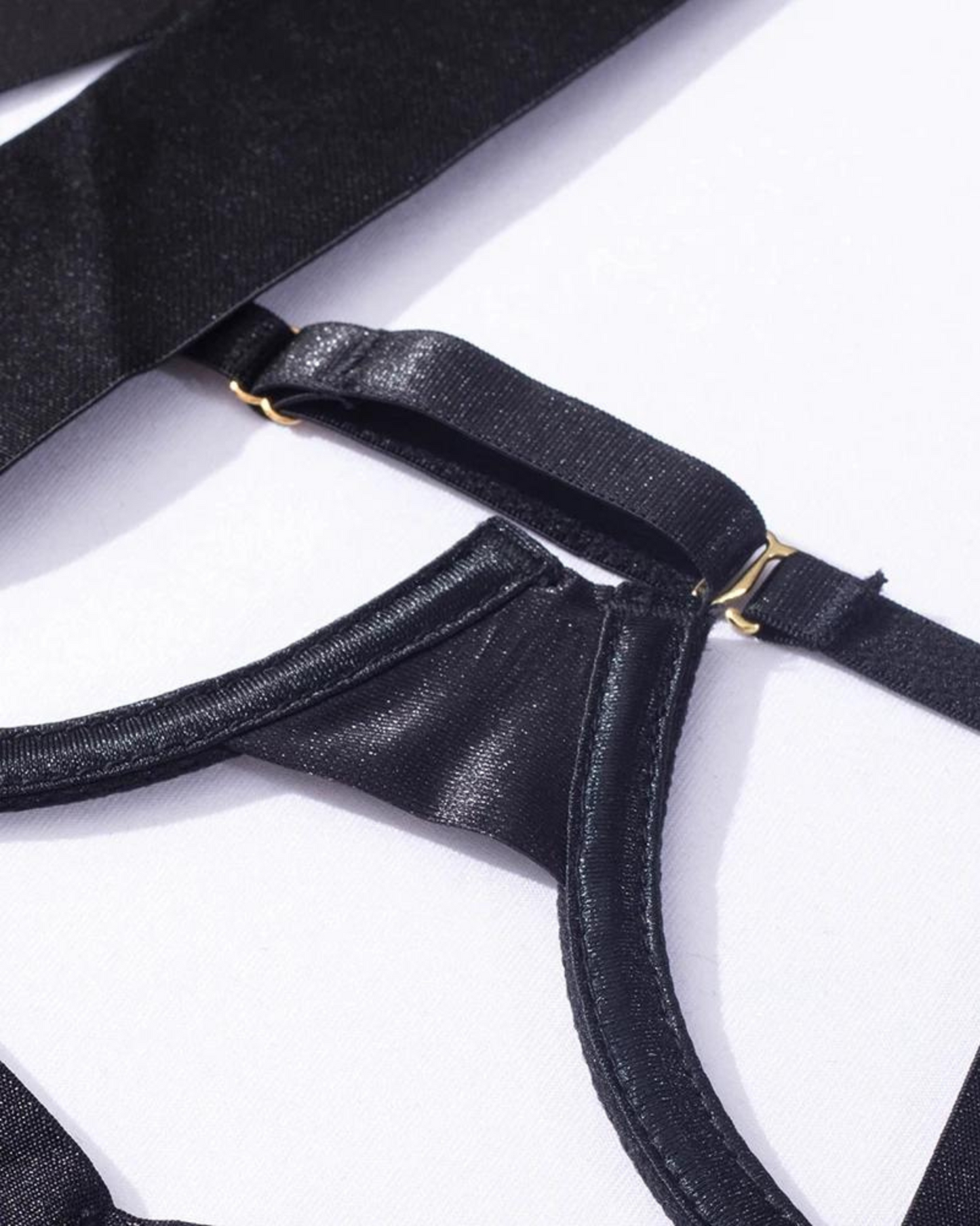 Body s nastavitelnými ramínky a výřezy