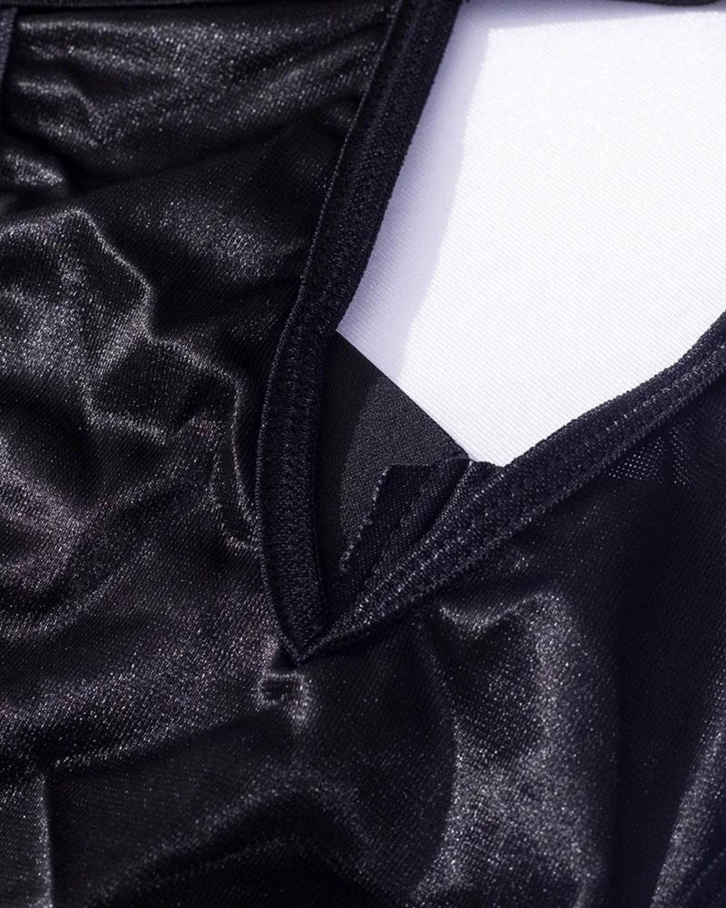 Body s nastavitelnými ramínky a výřezy