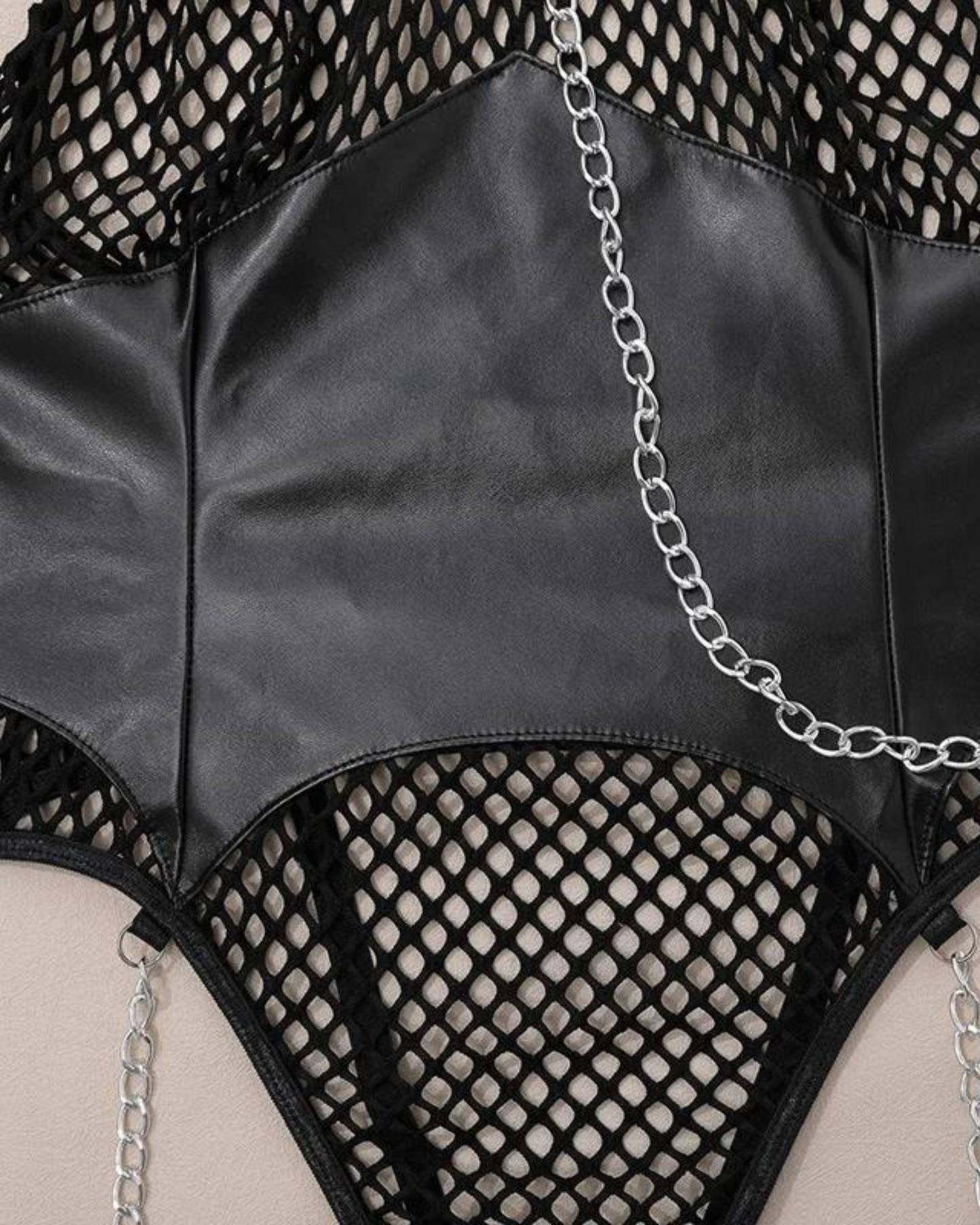 Body s nastavitelnými řetízky a popruhem na ruku