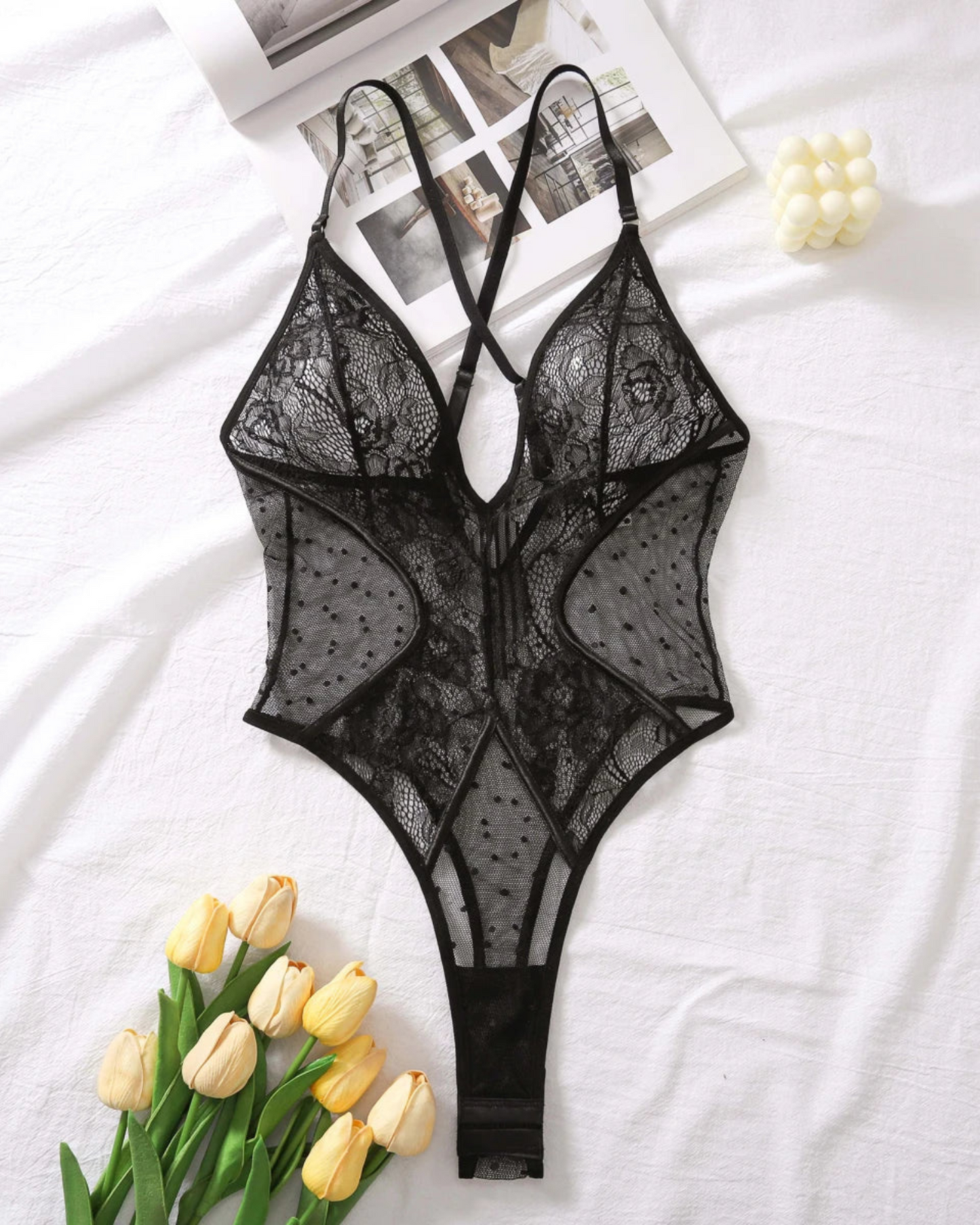 Krajkové body s hlubokým výstřihem