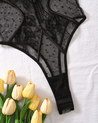 Krajkové body s hlubokým výstřihem