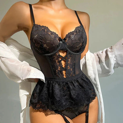 Krajkové body s ozdobnými volánky a ramínky na stehnech