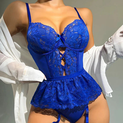 Krajkové body s ozdobnými volánky a ramínky na stehnech