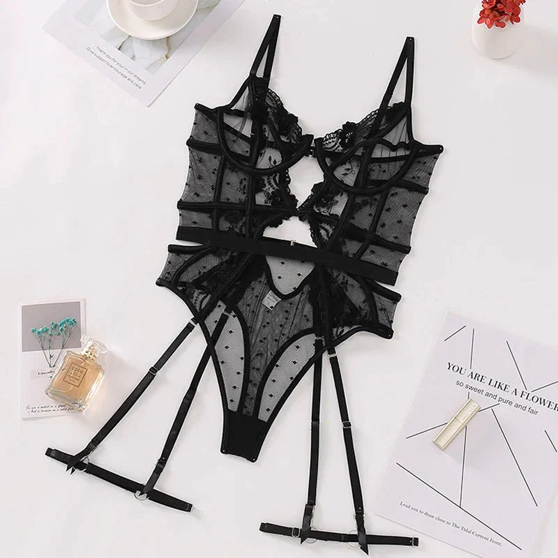 Krajkové body s výřezy a ramínky na stehnech