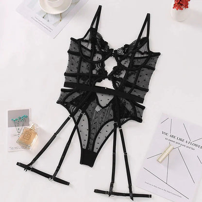 Krajkové body s výřezy a ramínky na stehnech