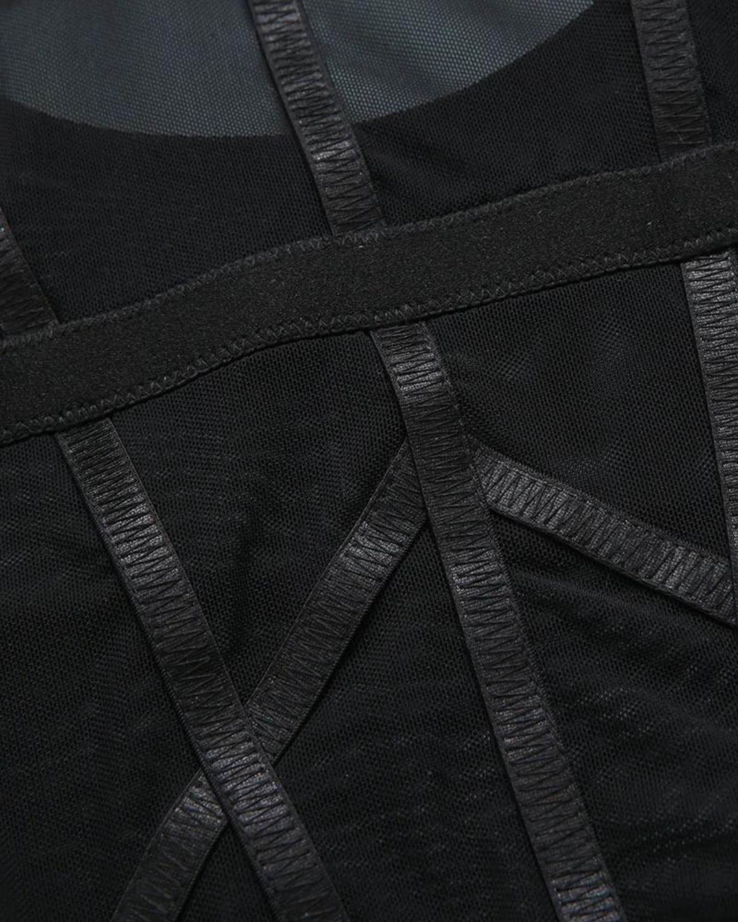 Body s kovovými řetízky a nastavitelnými ramínky