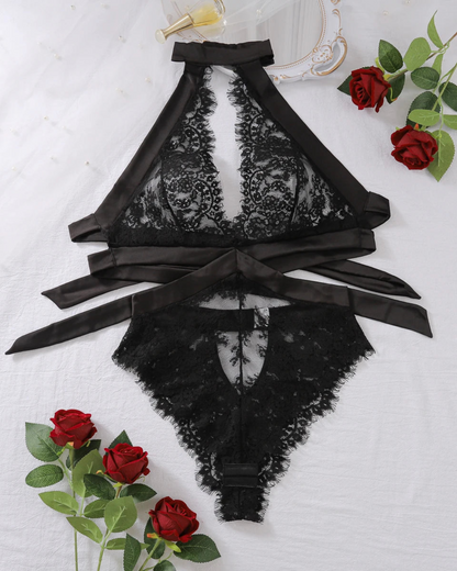 Body s hlubokým výstřihem a krajkovým lemem