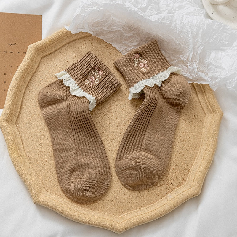 Dlouhé měkké dámské ponožky s výšivkou a krajkou