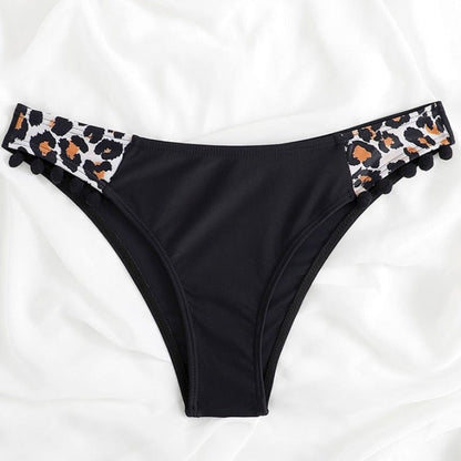 Plavky s ozdobnými bambulkami