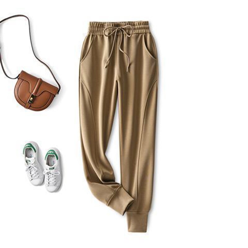 Tepláky se stahovací šňůrkou a ozdobným prošíváním