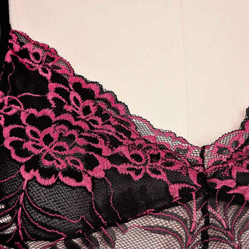 Černá síťovaná noční košilka s růžovou krajkou pro větší velikosti