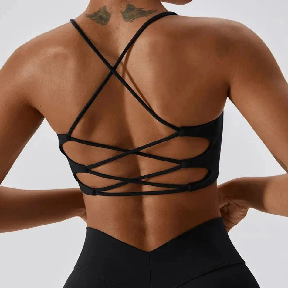 Sportovní podprsenka s ozdobnými ramínky na zádech