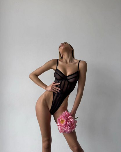 Body s výstřihem a ramínky