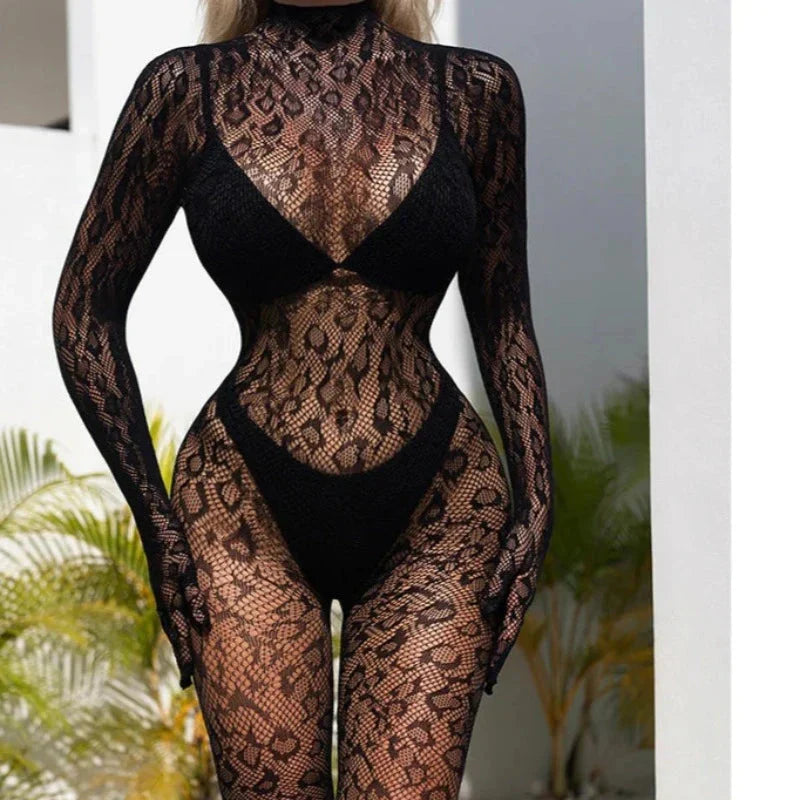 Bodystocking s leopardím vzorem a otevřenými zády
