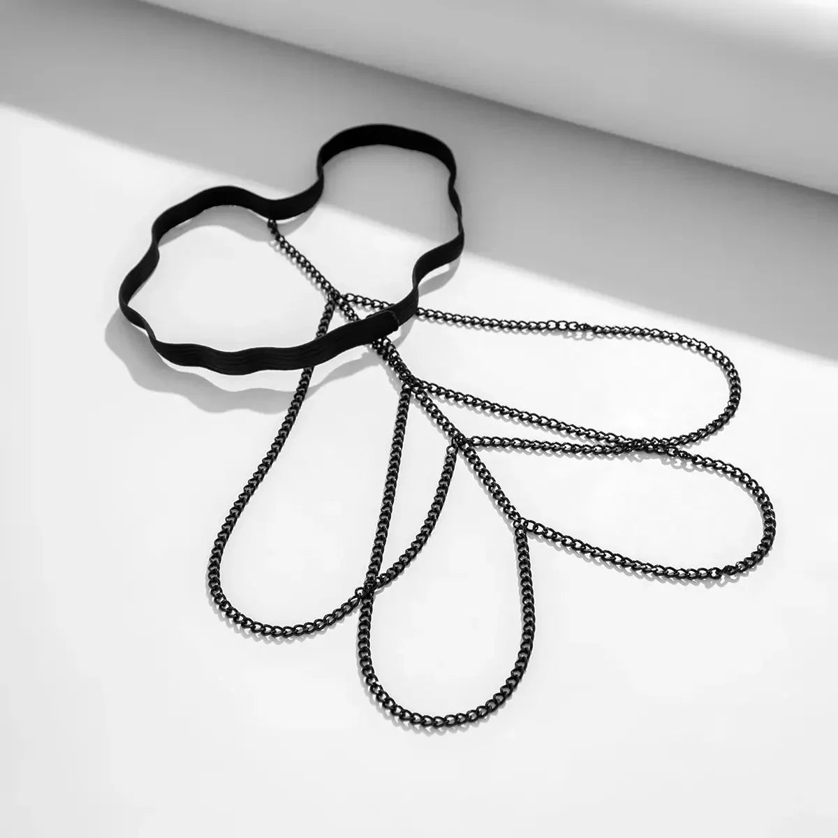 Černé stehenní šperky s řetízky