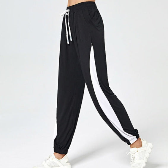 Černé tepláky s bílým páskem