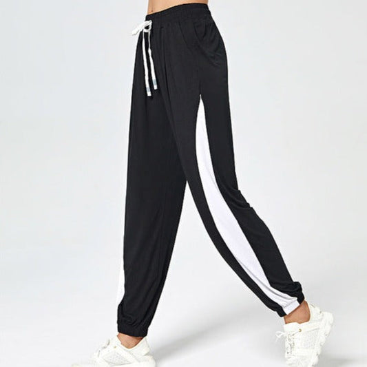 Černé tepláky s bílým páskem