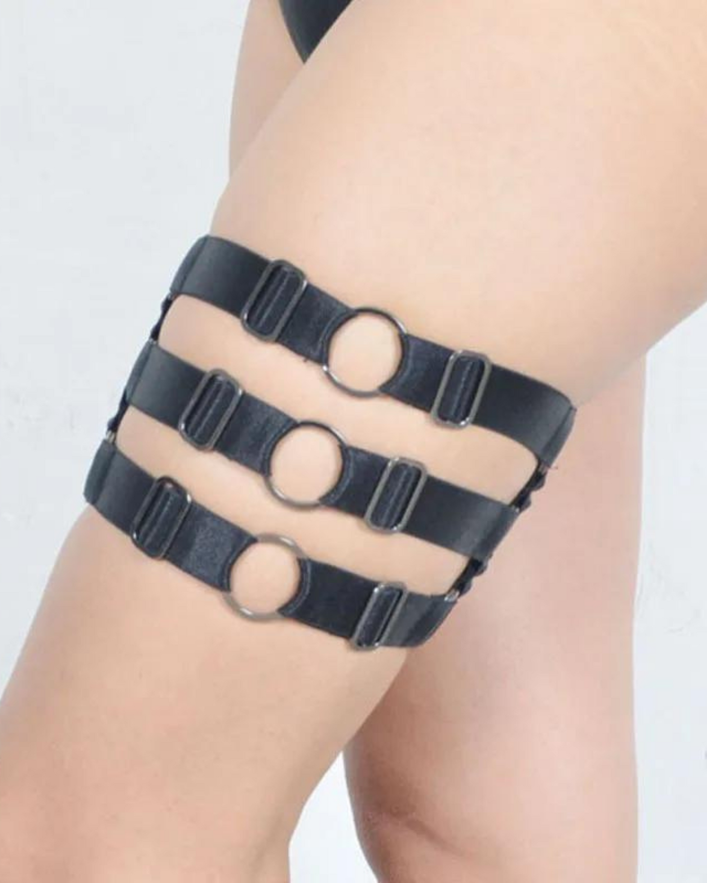 Postroj s nastavitelnými popruhy a kovovými kroužky