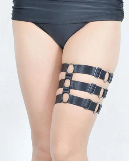 Postroj s nastavitelnými popruhy a kovovými kroužky