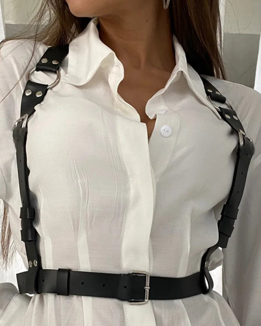 Kožený postroj s kovovými sponami