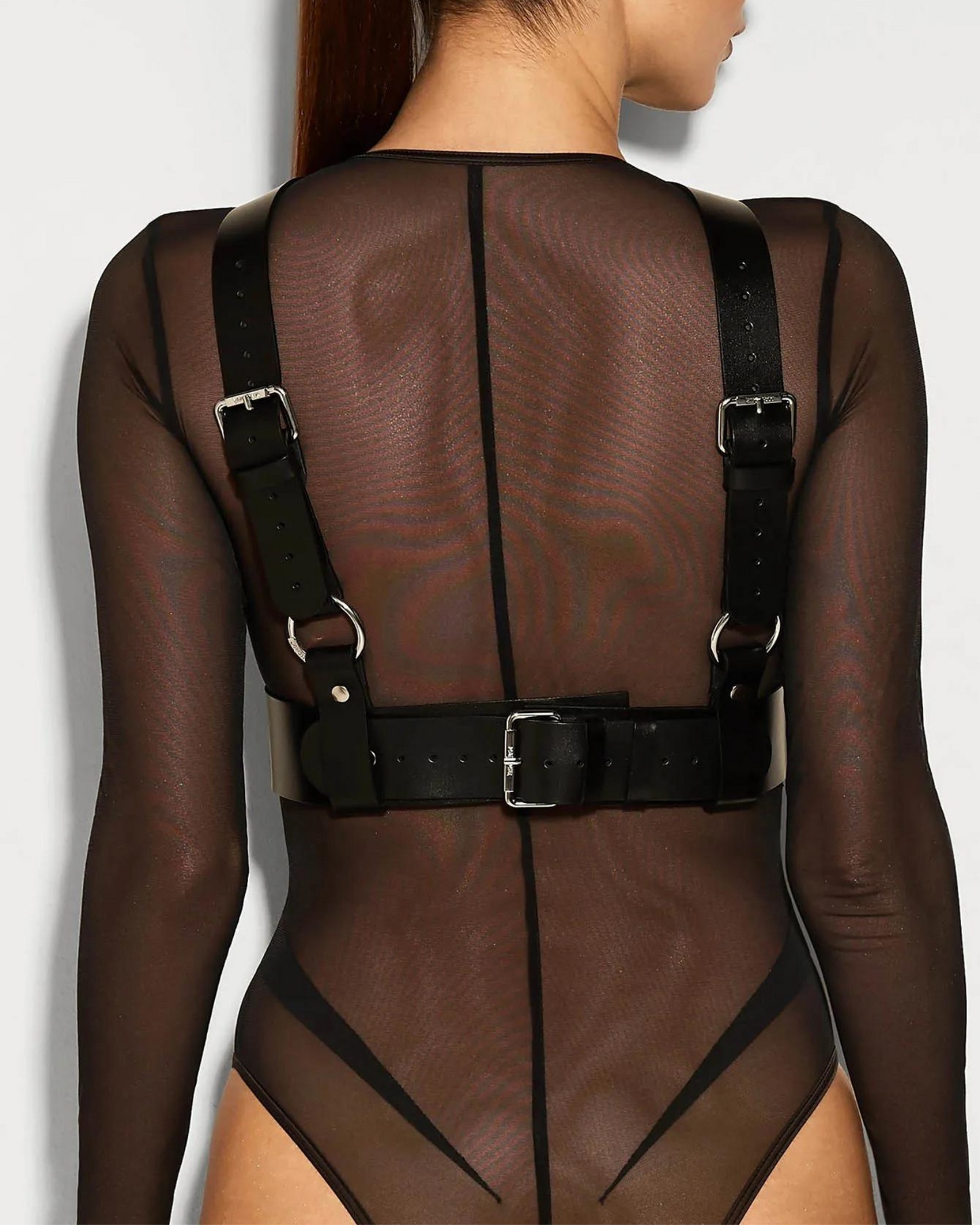 Postroj s nastavitelnými popruhy a kovovými přezkami