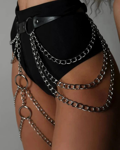 Postroj s kovovými řetězy