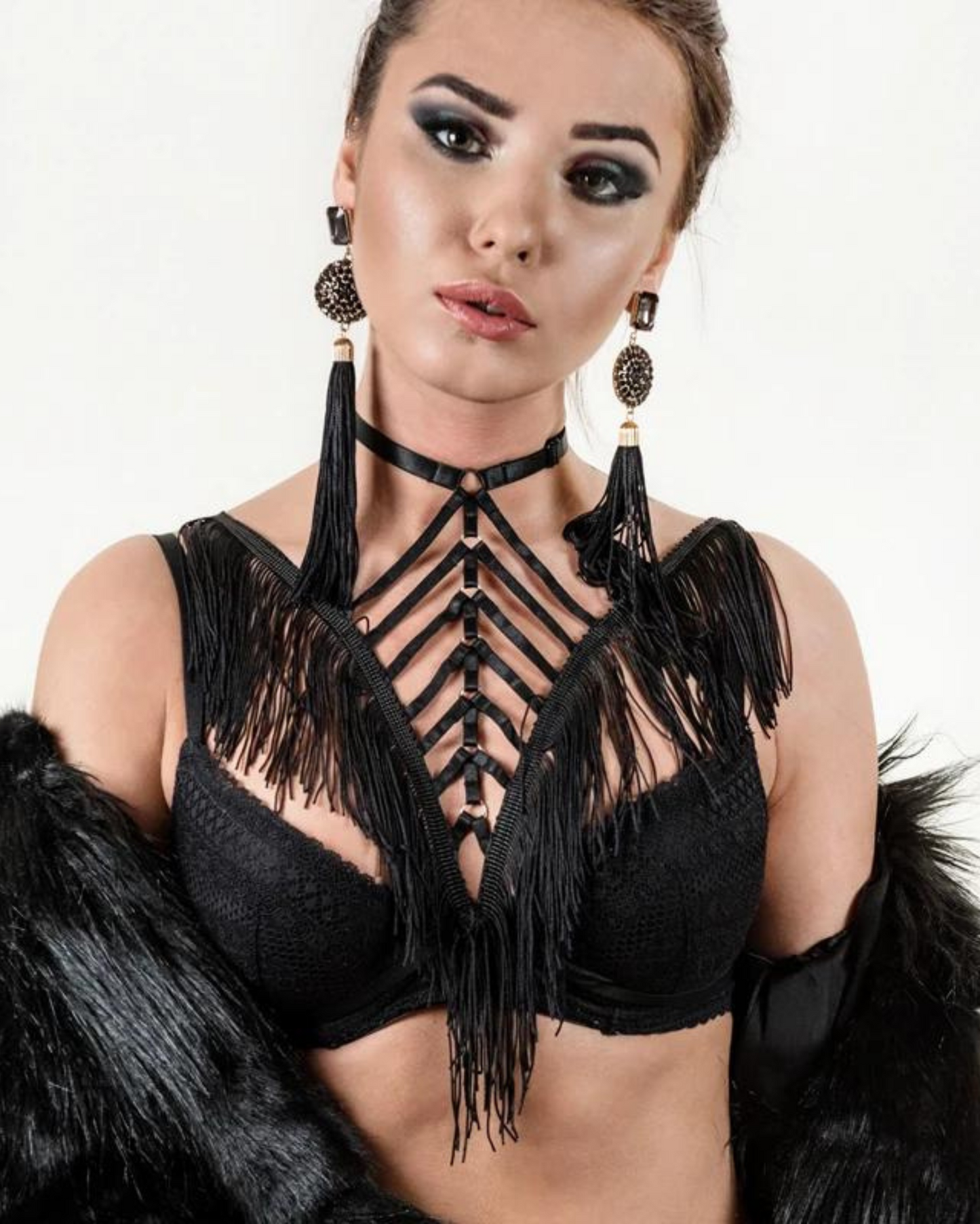 Postroj s třásněmi a nastavitelnými ramínky