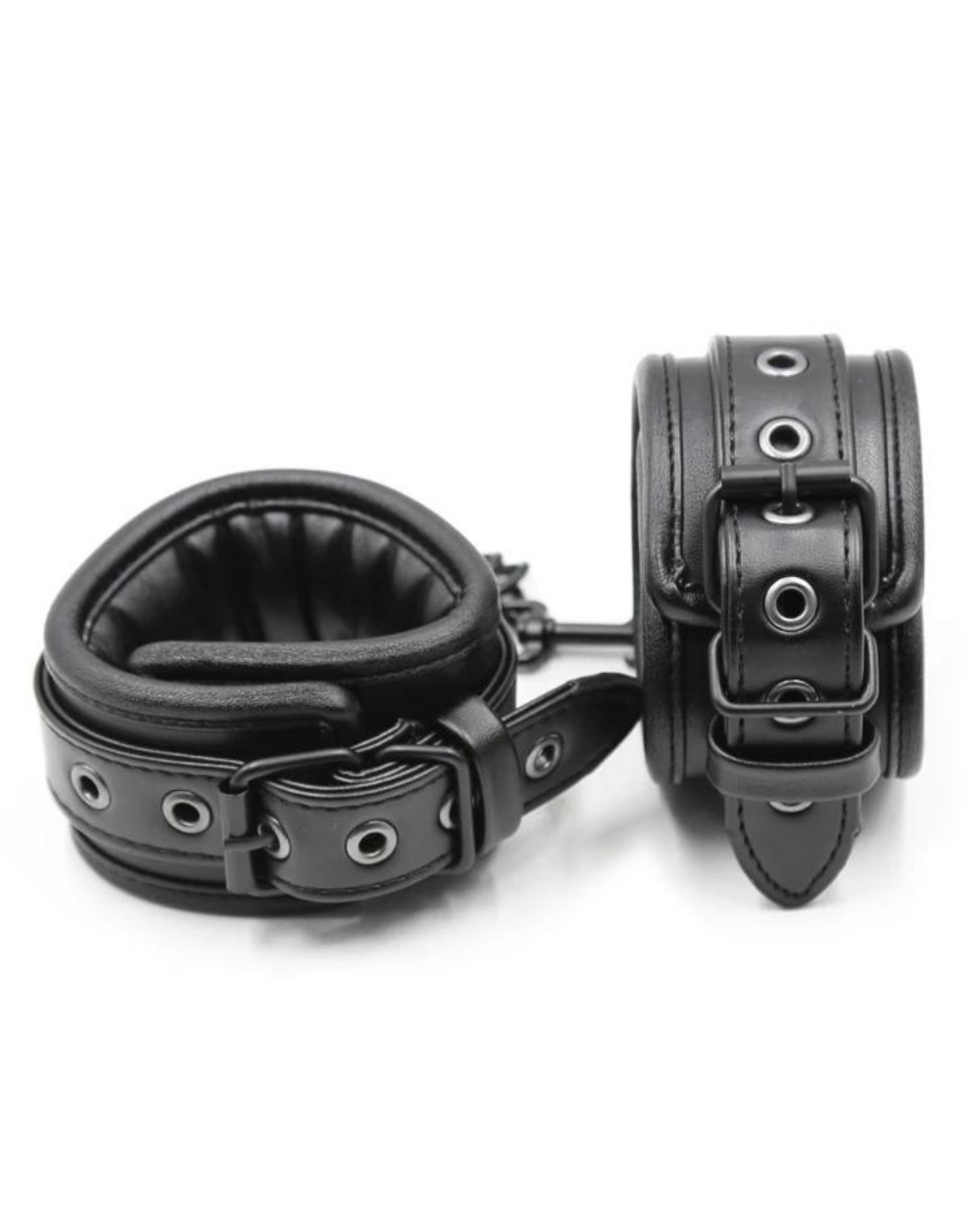 Pouta s nastavitelnými popruhy a kovovými sponami