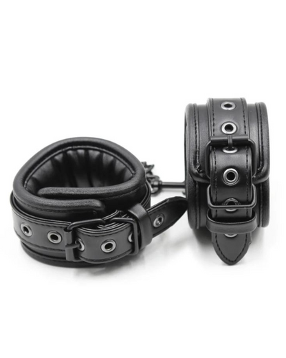 Pouta s nastavitelnými popruhy a kovovými sponami