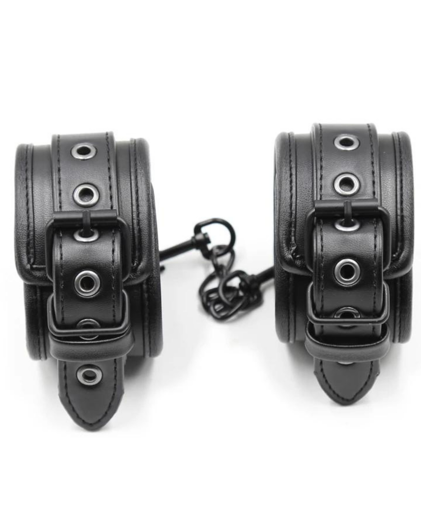 Pouta s nastavitelnými popruhy a kovovými sponami