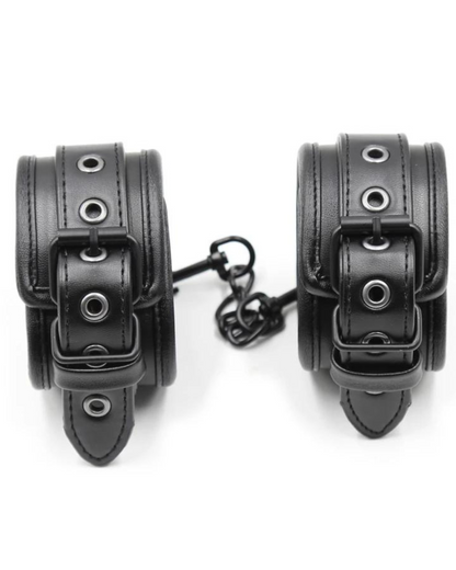 Pouta s nastavitelnými popruhy a kovovými sponami