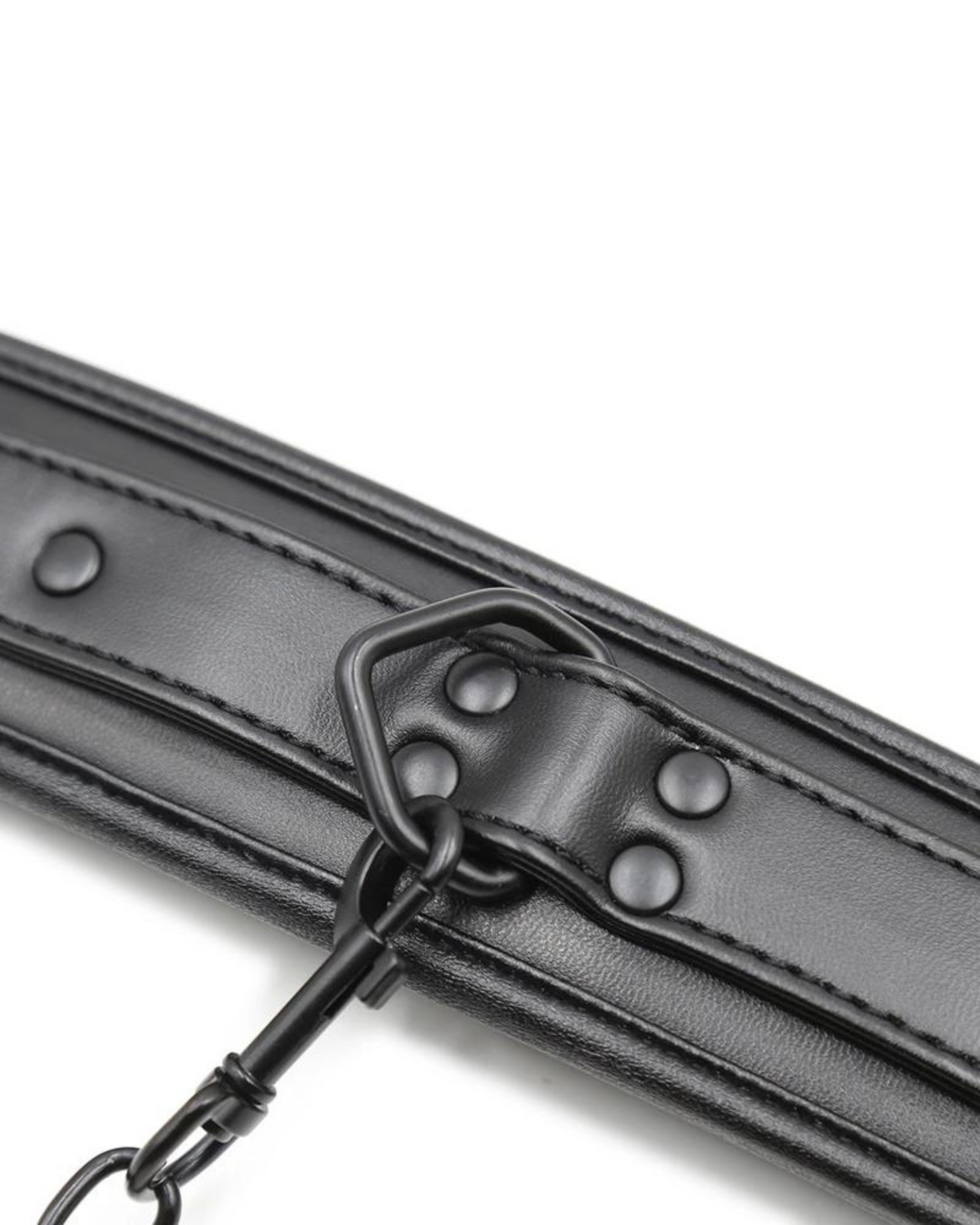 Pouta s nastavitelnými popruhy a kovovými sponami