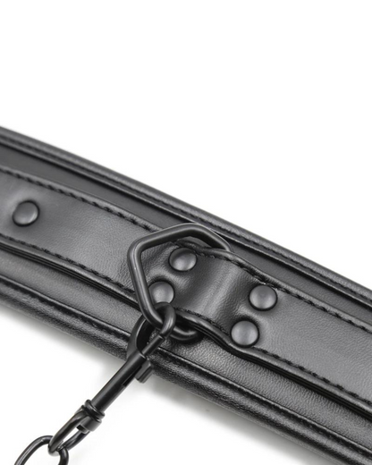 Pouta s nastavitelnými popruhy a kovovými sponami