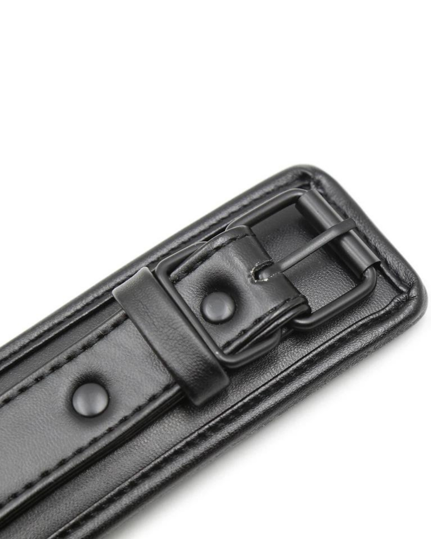 Pouta s nastavitelnými popruhy a kovovými sponami