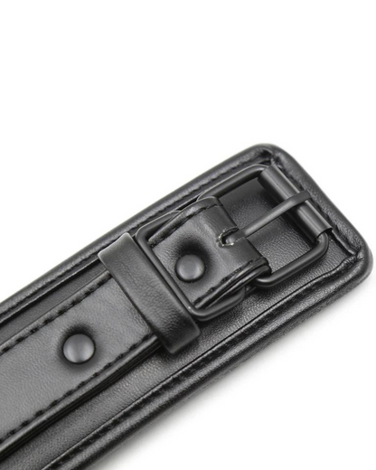 Pouta s nastavitelnými popruhy a kovovými sponami