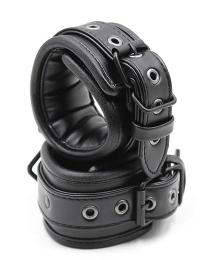 Pouta s nastavitelnými popruhy a kovovými sponami