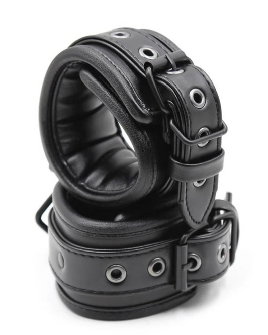 Pouta s nastavitelnými popruhy a kovovými sponami