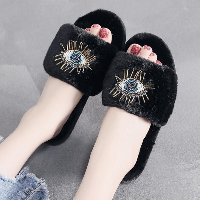 Pantofle s otevřenou špičkou a vzorem oček